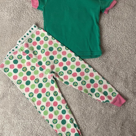 St. Patrick’s Day Matching Pajamas Set 18 months - Picture 5 of 6